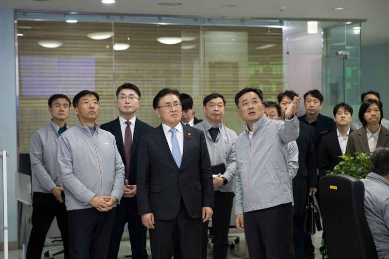 과학기술정보통신부 유상임 장관(앞줄 왼쪽 두 번째)이 12일 경기 과천 소재 KT 네트워크 관제센터를 방문해 통신장애에 대한 대응상황을 점검하고 있다. 과기정통부 제공