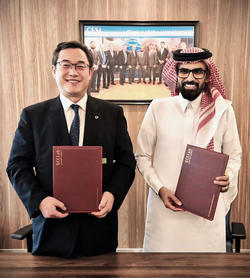 <span id='_stock_code_001570' data-stockcode='001570'>금양</span> 류광지 회장과 사우디 GCC LAB의 칼라프 CEO가 협약서에 서명한 뒤 기념사진을 찍고 있다. 금양 제공