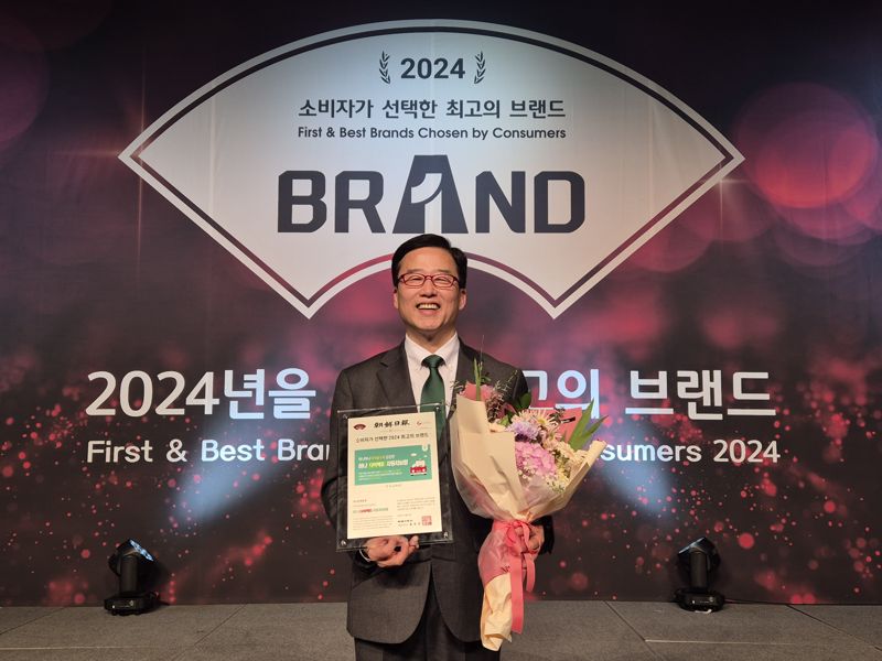 하나손해보험의 ‘하나 다이렉트 자동차보험’이 2024년 ‘소비자가 선택한 최고의 브랜드’ 자동차보험 부문 <span id='_stock_code_001680' data-stockcode='001680'>대상</span>을 수상했다. 배성완 하나손해보험 대표이사 사장이 기념촬영을 하고 있다. 사진=하나손해보험 제공 