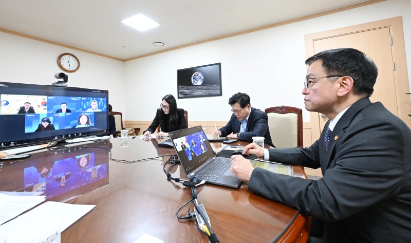 [세종&#x3D;뉴시스] 최상목 부총리 겸 기획재정부 장관이 12일 서울 종로구 정부서울청사에서 마리 디론 국제신용평가사 Moody&#39;s 국가신용등급 글로벌 총괄과 화상회의를 하고 있다. (사진&#x3D;기획재정부 제공) *재판매 및 <span id='_stock_code_012030' data-stockcode='012030'>DB</span> 금지 &#x2F;사진&#x3D;뉴시스