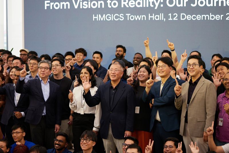 정의선 현대차그룹 회장이 12일(현지시간) 그룹의 대표 혁신 거점인 '현대차그룹 싱가포르 글로벌 혁신센터(HMGICS)'를 방문해 타운홀 미팅을 가진 후 직원들과 기념 촬영을 하고 있다. 현대차그룹 제공