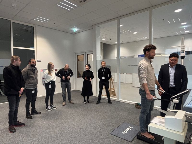 부산항만공사(BPA) 로테르담 물류센터에서 해외 관계자가 <span id='_stock_code_041830' data-stockcode='041830'>인바디</span> 제품을 체험하고 있다. BPA 제공