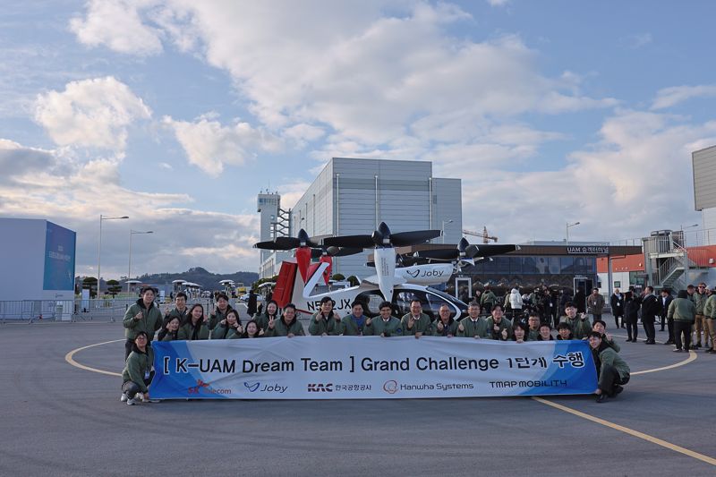 이정기 사장직무대행(왼쪽 열세번째)과 공사 직원들이 지난 15일 전남 고흥 국가종합비행성능시험장에서 K-UAM 그랜드챌린지 1단계 실증을 마치고 S-4 기체 앞에서 기념 촬영을 하고 있다. 한국공항공사 제공