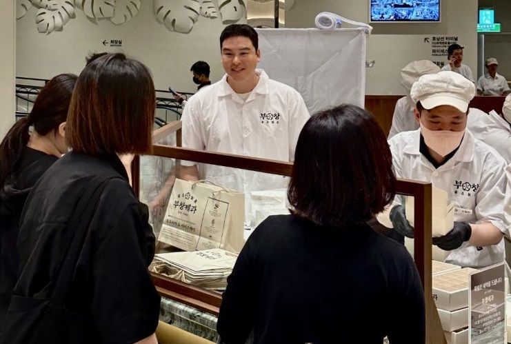 배우 이장우가 서울 신세계백화점 강남점 스위트파크 내 문을 연 부창제과 1호점을 방문해 고객과 만나고 있다. /사진=FG 제공