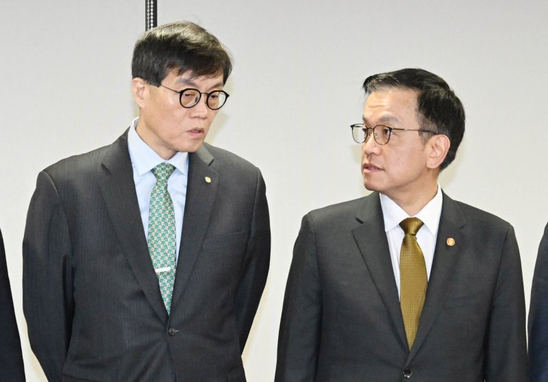 (서울=뉴스1) 박지혜 기자 = 최상목 경제부총리 겸 기획재정부 장관이 19일 서울 중구 은행연합회에서 열린 '긴급 거시경제금융회의'에 앞서 이창용 한국은행 총재와 대화를 나누고 있다. 왼쪽부터 이복현 금융감독원장, 이창용 한국은행 총재, 최 부총리, 김병환 금융위원장. (기획재정부 제공) 2024.12.19/뉴스1 /사진=뉴스1화상