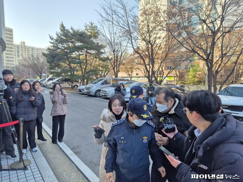 19일 오전 서울남주지법에 무속인 &#39;건진법사&#39;로 알려진 전성배씨가 영장실질심사를 받기 위해 출석하고 있다. 사진&#x3D;김동규 기자