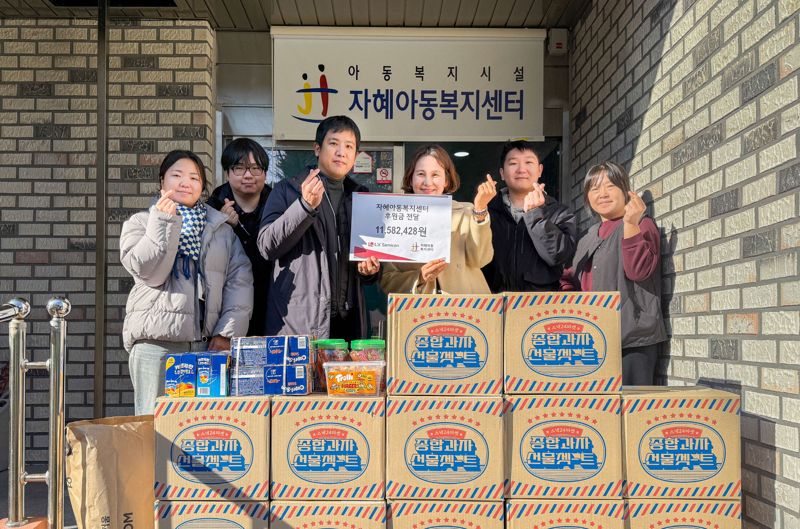 <span id='_stock_code_108320' data-stockcode='108320'>LX세미콘</span> 직원들이 지난 19일 대전 자혜아동복지센터를 찾아 기부금을 전달하며 기념촬영을 하고 있다. LX세미콘 제공