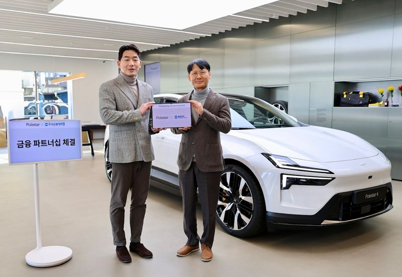 지난 19일 서울 용산구 폴스타 한남 전시장에서 <span id='_stock_code_033660' data-stockcode='033660'>우리금융캐피탈</span> 정연기 대표(오른쪽부터)와 폴스타코리아 함종성 대표가 전속금융 업무제휴 협약체결 뒤 기념촬영을 하고 있다. 우리금융캐피탈 제공