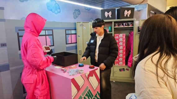 지난 22일 오후 서울 성동구 GS25 팝업 특화 매장 '도어투성수'에서 오징어게임 팝업스토어 방문객이 게임을 즐기고 있다. 사진=노유정 기자
