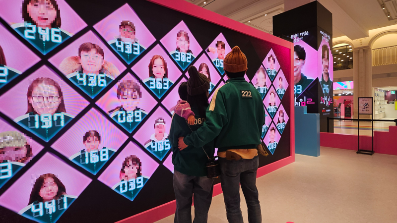 지난 20일 서울 서초구 신세계백화점 강남점의 오징어게임 팝업스토어에서 '참가자 등록 사진'을 찍어 벽면에 띄워주는 서비스를 제공하고 있다. 사진=노유정 기자