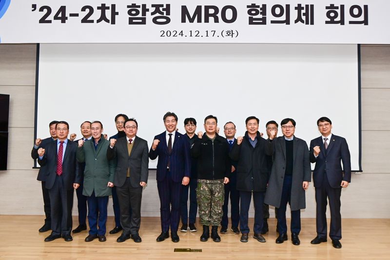 국립한국해양대 류동근 총장과 해군참모부장 신유찬 준장(앞줄 왼쪽 네번째부터) 등 주요 인사들이 함정 MRO 사업추진을 위한 협의체 회의에서 기념사진을 촬영하고 있다. 국립한국해양대 제공