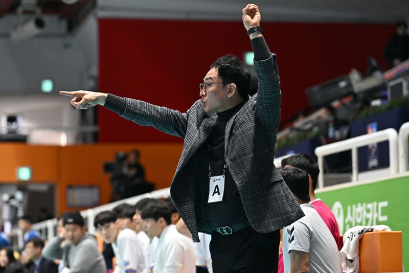 인천도시공사 정강욱 감독이 경기 중 작전을 지시하고 있다. 한국핸드볼연맹 제공