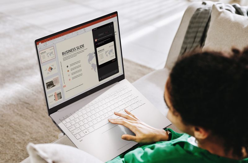 2025년형 <span id='_stock_code_003550' data-stockcode='003550'>LG</span> 그램에서 <span id='_stock_code_066570' data-stockcode='066570'>LG전자</span>의 차별화된 온디바이스 AI인 '그램 챗 온디바이스'를 사용하고 있는 모습. LG전자 제공