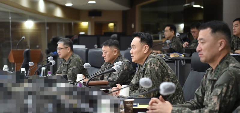 김명수 합참의장이 1일 합참 전투통제실에서 지휘통화를 통해 대비태세를 점검하고 있다. 사진&#x3D;합동참모본부 제공