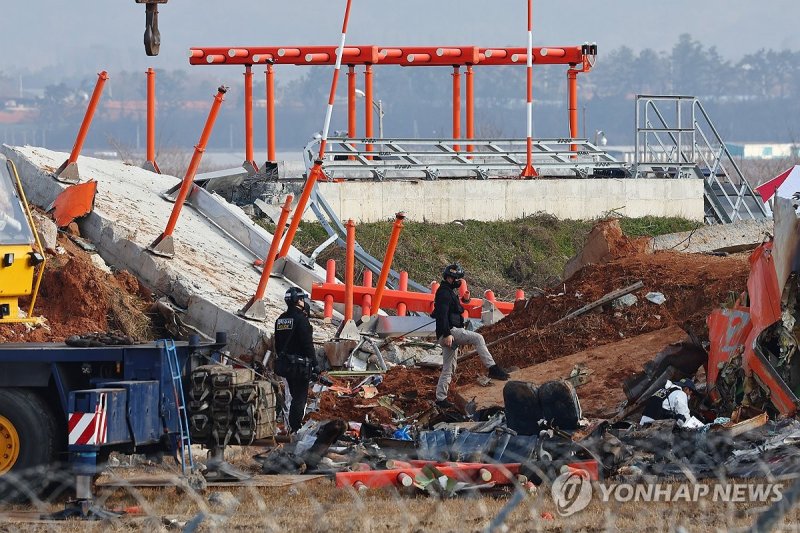 <span id='_stock_code_089590' data-stockcode='089590'>제주항공</span> 여객기 참사가 발생한 무안공항 시설을 살피고 있는 과학수사대 모습. 연합뉴스