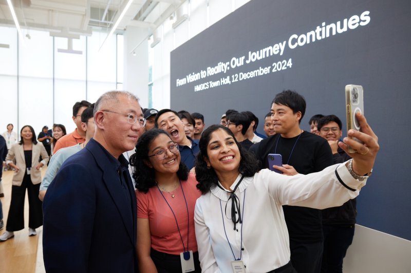 정의선 현대자동차그룹 회장이 지난해 12월 &#39;현대차그룹 싱가포르 글로벌 혁신센터(HMGICS)&#39;에서 임직원 300여 명을 대상으로 2시간 동안 진행된 타운홀 미팅을 마친 뒤 HMGICS 직원들과 셀카를 찍고 있다. 현대차그룹 제공