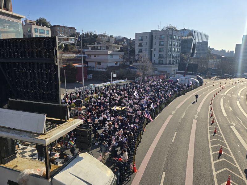 4일 오전 11시께 신자유연대 등 보수단체가 서울 용산구 한남동 대통령 관저 인근에서 집회를 이어갔다. &#x2F;사진&#x3D;서지윤 기자