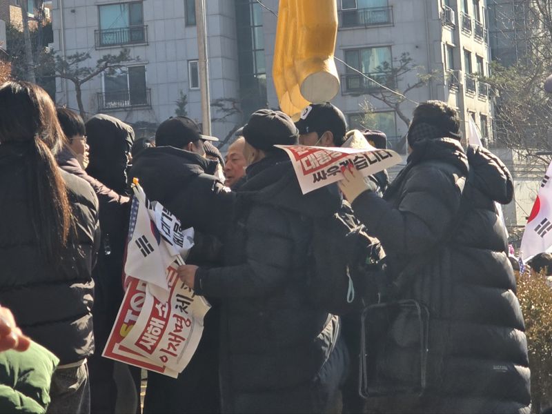 4일 오후 12시께 윤석열 대통령의 지지자들이 취채진에게 나가라며 고함을 치고 위협하고 있다. &#x2F;사진&#x3D;서지윤 기자