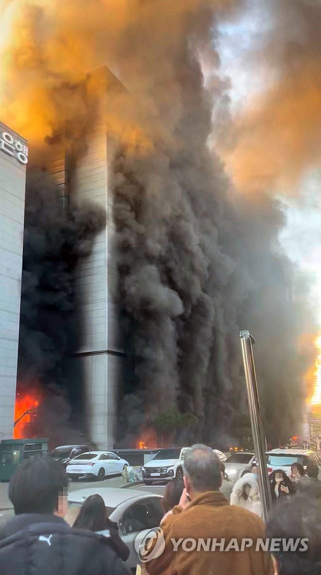 지난 3일 경기 성남시 분당구 야탑동 <span id='_stock_code_001460' data-stockcode='001460'>BYC</span> 건물에서 화재가 발생해 시커먼 연기가 건물을 뒤덮고 있다. 사진=연합뉴스