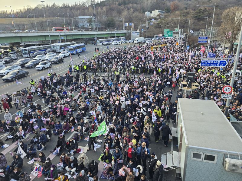 4일 오후 3시32분께 서울 용산구 한남동 대통령 관저 인근에서 신자유연대 등 보수단체가 집회를 이어갔다. &#x2F;사진&#x3D;서지윤 기자