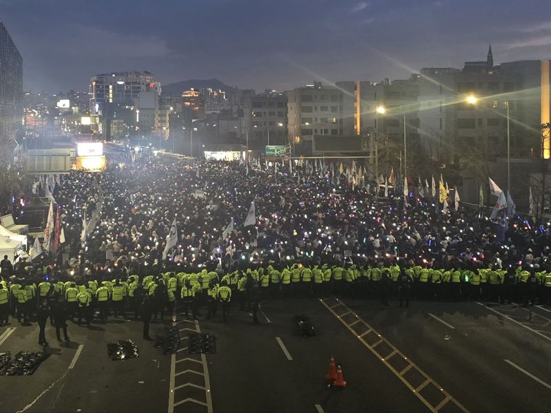 4일 오후 6시께 서울 용산구 한남동 대통령 관저 인근에서 전국민주노동조합총연맹(민주노총) 등 대통령 탄핵·체포 찬성 시위자들이 한남대로 양방향 도로를 차지한 채 집회를 이어갔다. &#x2F;사진&#x3D;서지윤 기자