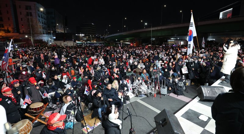 4일 서울 용산구 대통령 관저 인근에서 윤석열 대통령 체포·탄핵 반대 집회가 열리고 있다.  &#x2F;사진&#x3D;뉴스1화상