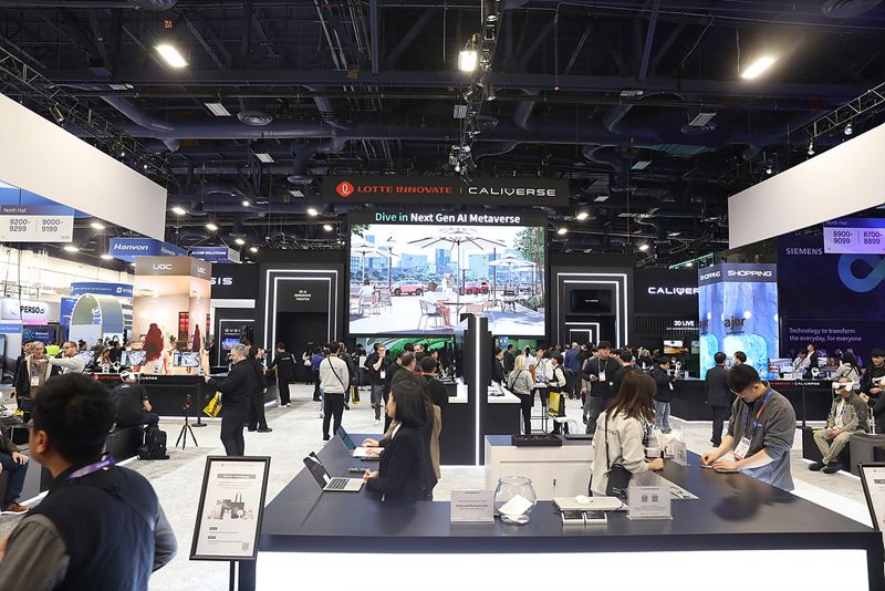 롯데이노베이트 CES 2025 부스에서 관람객들이 메타버스 플랫폼 '칼리버스'를 체험하고 있다. 롯데이노베이트 제공