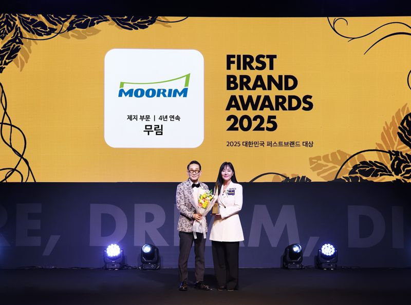 이도균 무림 대표(왼쪽)가 7일 아시아 최대 규모의 브랜드 어워즈인 ‘2025 대한민국 퍼스트브랜드 <span id='_stock_code_001680' data-stockcode='001680'>대상</span>’에서 제지 부문 만족도 4년 연속 1위를 기념해 사진 촬영을 하고 있다. 무림 제공