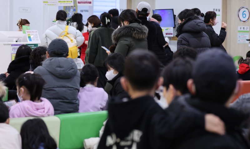 최근 독감(인플루엔자) 유행이 급격하게 확산하고 있는 가운데 5일 서울의 한 어린이병원을 찾은 어린이 환자와 보호자가 진료를 받기 위해 대기하고 있다. 뉴스1 제공.