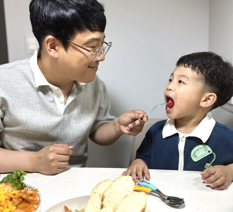 SGC에너지 가족사랑캠페인 중 하나인 ‘홈트레스토랑’ : 아빠(효율팀 이성택 차장)가 요리한 음식을 가족들이 맛있게 먹는 모습. SGC에너지 제공