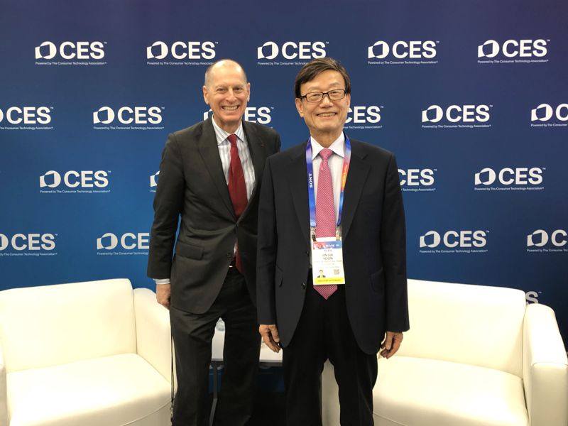 윤진식 한국무역협회 회장(오른쪽)과 CTA 게리 샤피로 회장이 9일(현지시간) 세계 최대 정보기술(IT)·가전 전시회 CES 2025가 열리고 있는 미국 라스베이거스에서 면담을 마친 후 기념 사진을 찍고 있다. 무협 제공
