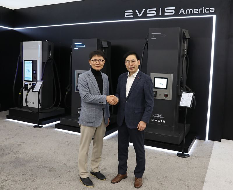 오영식 EVSIS 대표이사(오른쪽)가 전성호 <span id='_stock_code_248070' data-stockcode='248070'>솔루엠</span> 대표이사와 미국 라스베이거스에서 열린 세계 최대 가전&middot;정보기술(IT) 박람회 'CES 2025'에서 10일(한국시간) 솔루엠과 해외 전기차 충전 시장 사업 전개를 위한 업무협약(MOU)을 체결한 뒤 기념촬영을 하고 있다. EVSIS 제공