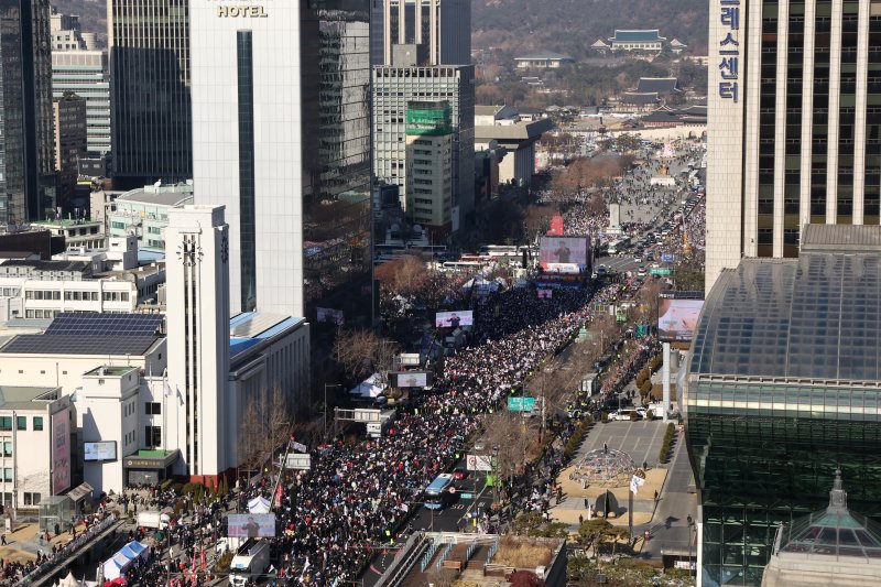 지난 11일 오후 서울 광화문광장 인근에서 ‘윤석열 대통령 탄핵반대 국민대회’가 열리고 있다. 연합뉴스