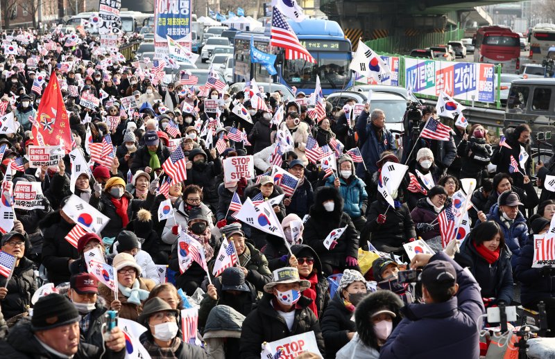 14일 오후 서울 한남동 관저 앞에서 윤석열 대통령 탄핵 반대 집회가 열리고 있다. 연합뉴스