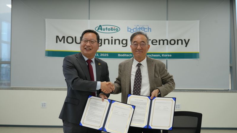 지난 13일 최의열 <span id='_stock_code_206640' data-stockcode='206640'>바디텍메드</span> 대표(오른쪽)가 양해각서 체결 기념식에서 푸광위 오토바이오 해외사업 담당 부사장과 기념사진 촬영을 하고 있다.