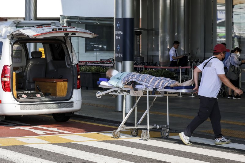 서울의 대학병원에서 의료 관계자가 환자를 옮기고 있다. 뉴시스