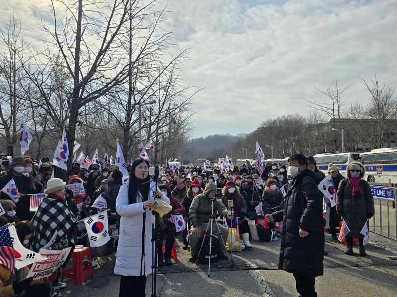 16일 오후 1시30분께 경기 과천 과천정부청사 정문 앞에서 윤석열 대통령 지지자들이 집회하고 있다. &#x2F;사진&#x3D;서지윤 기자