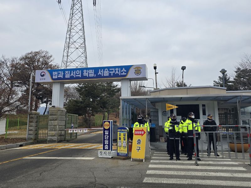 16일 오후 12시께 윤석열 대통령 구금된 경기 의왕 서울구치소 앞에서 긴장감이 흐르고 있다. &#x2F;사진&#x3D;서지윤 기자