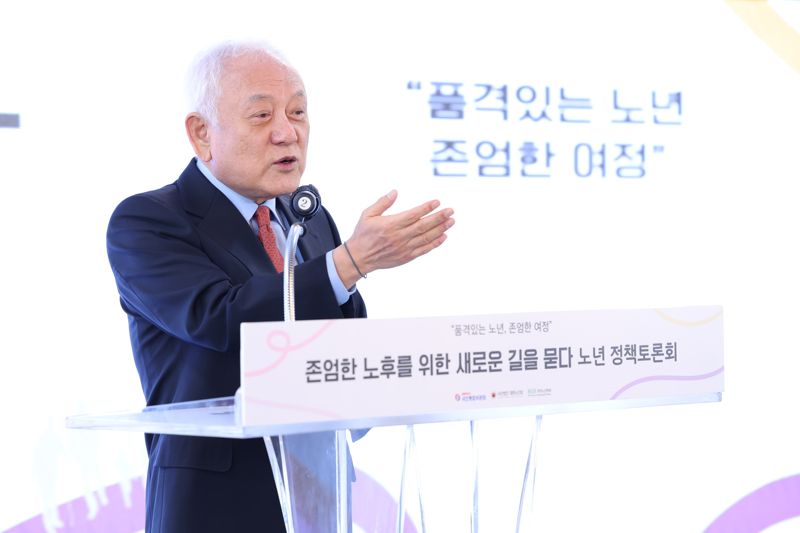 김한길 국민통합위원장이 17일 서울 중구 <span id='_stock_code_027050' data-stockcode='027050'>코리아나</span> 호텔에서 노년 정책 토론회를 개최했다. /사진=국민통합위원회