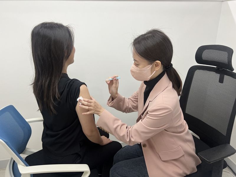 마포구민이 예방접종을 하고 있다. 마포구 제공