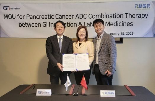 (왼쪽부터) <span id='_stock_code_358570' data-stockcode='358570'>지아이이노베이션</span> 이병건 회장, 라노바메디신 크리스탈 친 대표, 지아이이노베이션 장명호 CSO가 업무협약 체결 후 기념 촬영을 하고 있다. 지아이이노베이션 제공