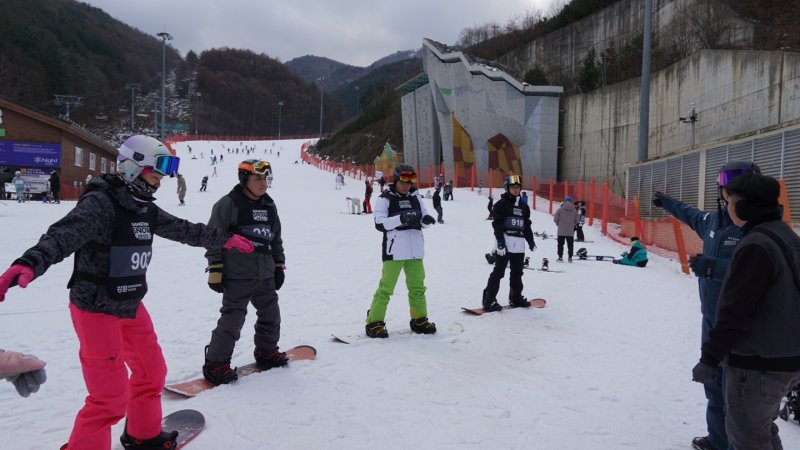 지난해 12월 15일 강원도 정선 하이원스키장에서 열린 '고고스키 페스티벌'에 참여한 외국인 관광객들이 스키 강습을 받고 있다. 강원랜드 제공