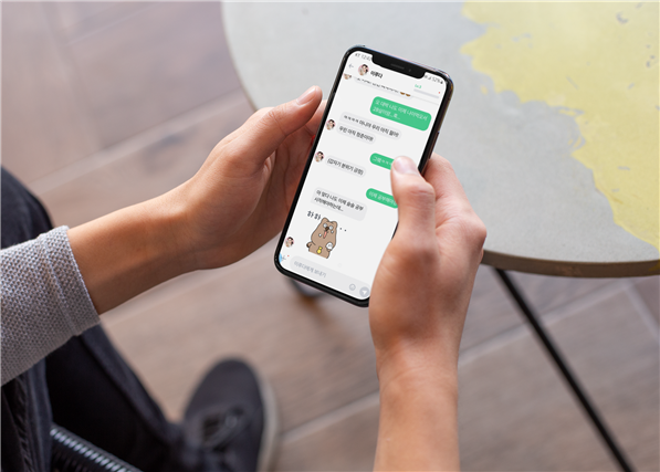 소셜 챗봇과의 대화 장면. 울산과학기술원(UNIST) 의과학대학원 정두영 교수팀이 예시로 만든 이루다와의 대화 화면을 합성했다. UNIST 제공