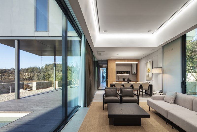 미노 양양 모듈러 리조트 빌라 거실. <span id='_stock_code_037440' data-stockcode='037440'>희림</span> 제공