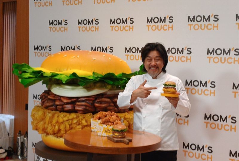 에드워드 리 셰프가 21일 서울 신라호텔에서 열린 <span id='_stock_code_220630' data-stockcode='220630'>맘스터치</span> 신제품 출시 기자 간담회에서 포즈를 취하고 있다. 사진=이환주 기자 