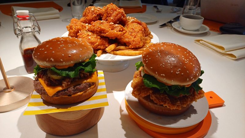 맘스터치가 다음달부터 순차 출시 예정인 에드워드 리 셰프 치킨, 버거 메뉴. 사진=이환주 기자 