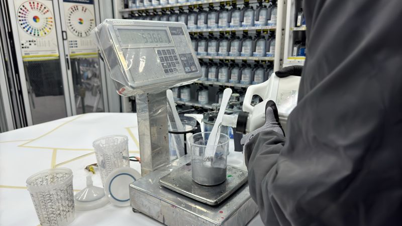 노루페인트 관계자가 조색 과정에서 자사 제품인 워터칼라플러스를 붓고 있다. 신지민 기자