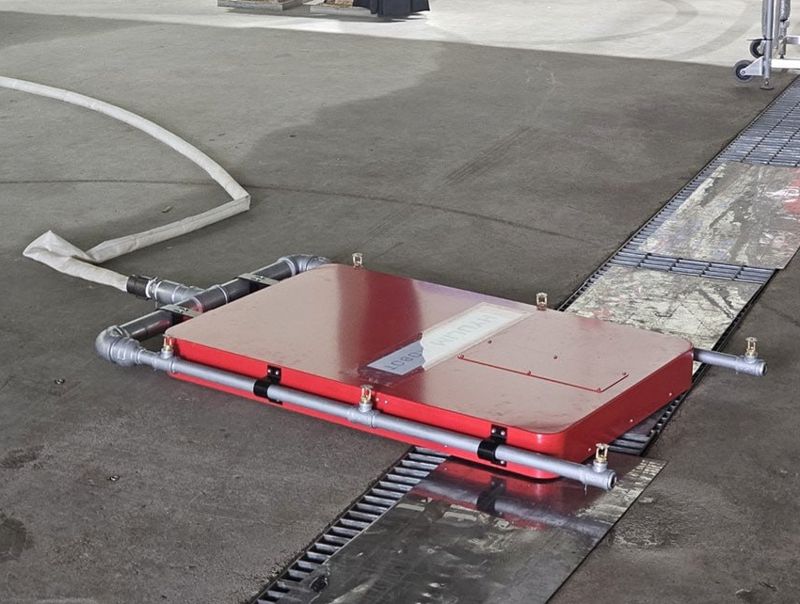 <span id='_stock_code_090710' data-stockcode='090710'>휴림로봇</span>의 전기차 배터리 화재 진압 로봇 및 살수 시연 장면. 휴림로봇 제공