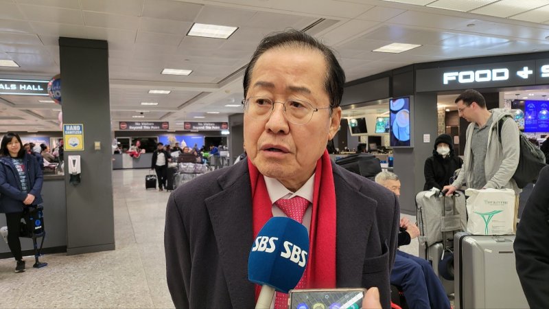 홍준표 대구시장이 19일(현지시간) 미국 워싱턴DC 인근 덜레스 공항에서 취재진과 만나 도널드 트럼프 대통령 당선인 취임식 참석 취지에 대해 설명하고 있다. ⓒ News1 류정민 특파원 /사진=뉴스1