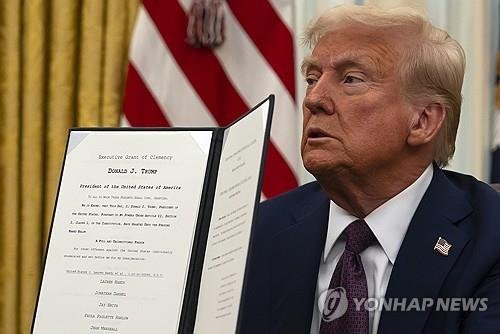 자신이 서명한 행정명령 펴보는 도널드 트럼프 미국 대통령. 연합뉴스 제공